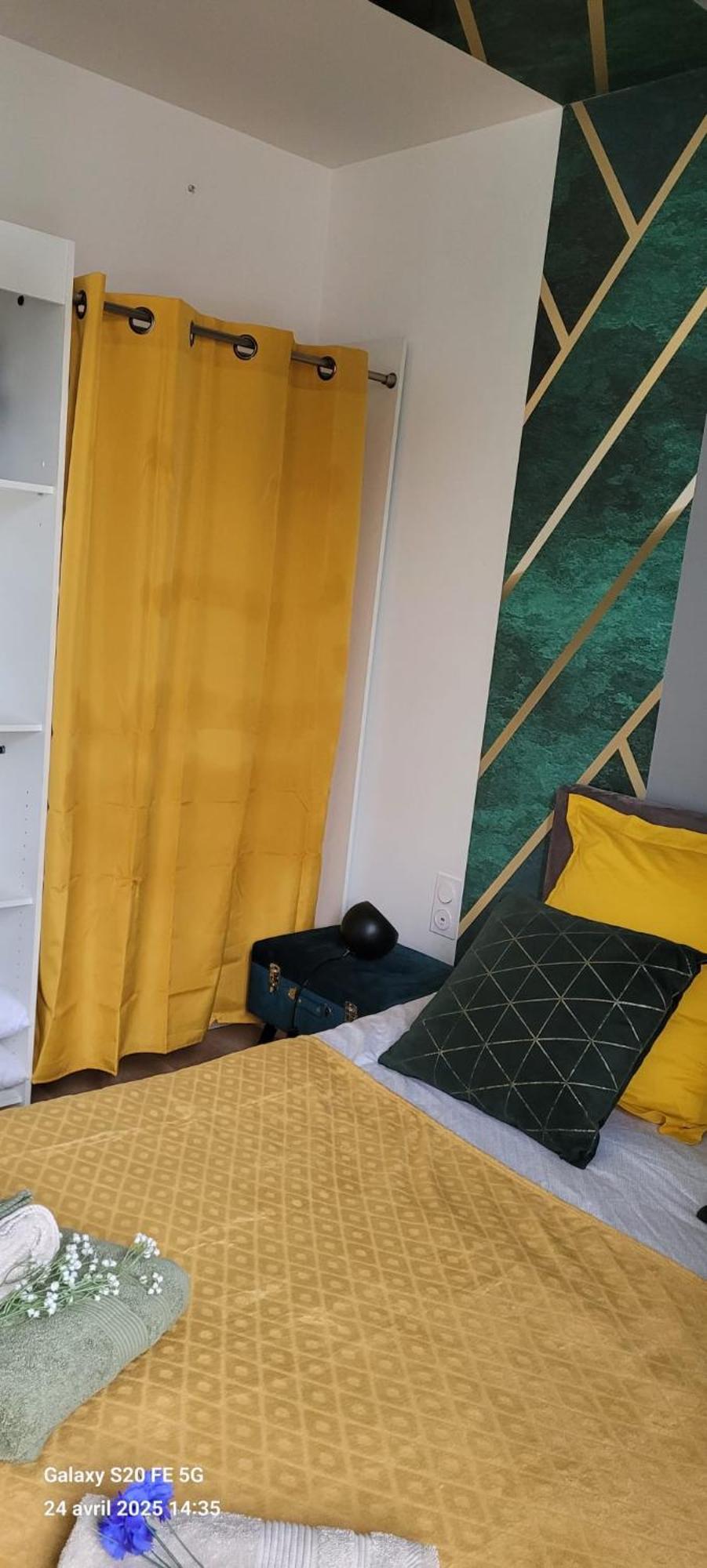 Les Volets Bleus - Deux Appartements Et Un Studio, Jardin Bourges Eksteriør bilde